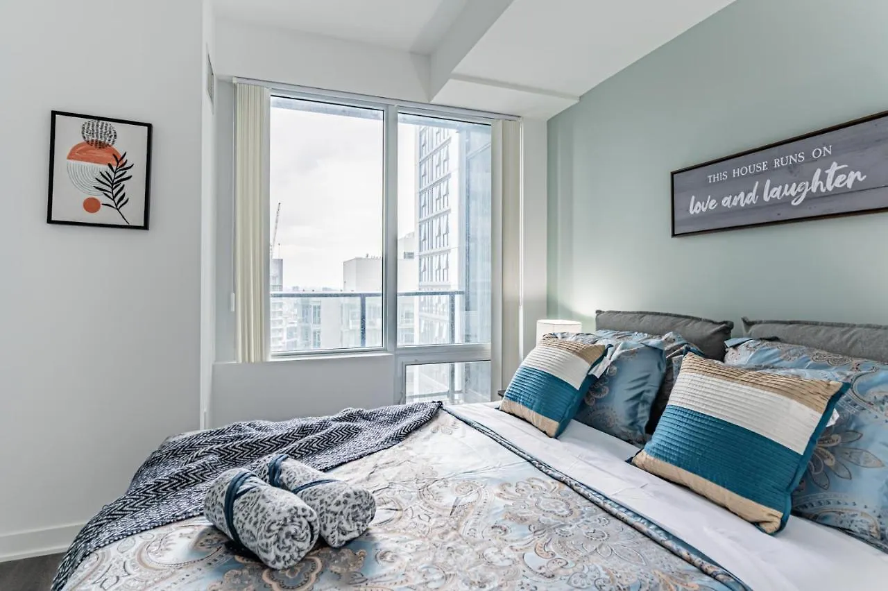Lovely Property In Downtown Core 多伦多